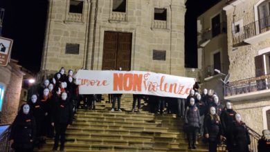 Photo of “Solo l’oblio cancella il ricordo”: flash mob per non dimenticare le donne vittime di violenza