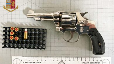 Photo of La Polizia di Stato arresta il venditore e l’acquirente di un revolver illegalmente detenuto