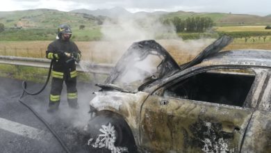 Photo of Auto in fiamme in autostrada. Intervengono i vigili del fuoco